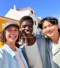Cadrage centré pour les photos en cours d’utilisation, trois visages mis en évidence