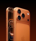 iPhone 17 Pro, orange cosmique, face arrière de biais, système caméra Pro Fusion dans le plateau de la partie supérieure, bouton Commande de la caméra, face avant, écran intégral, bouton Action et boutons de volume