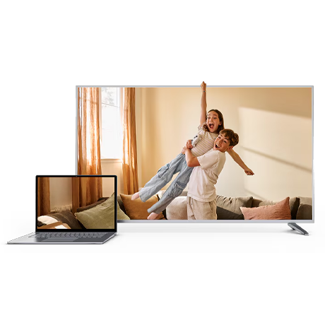 Ordinateur portable et téléviseur affichant un moment vécu à la maison, pour représenter les services Bell.